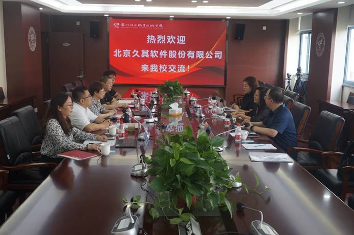 一群人在餐廳用(yòng)餐 中度可信度描述已自動(dòng)生成