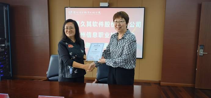 圖片包含 室內, 人, 桌子, 男人 描述已自動生成