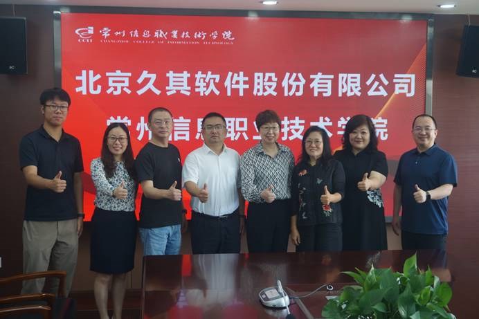 一群人站在一起 描述已自動生成