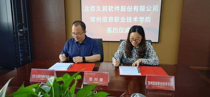 桌子上的(de)電腦螢幕前(qián)的(de)人(rén) 低可信度描(miáo)述已自動生成